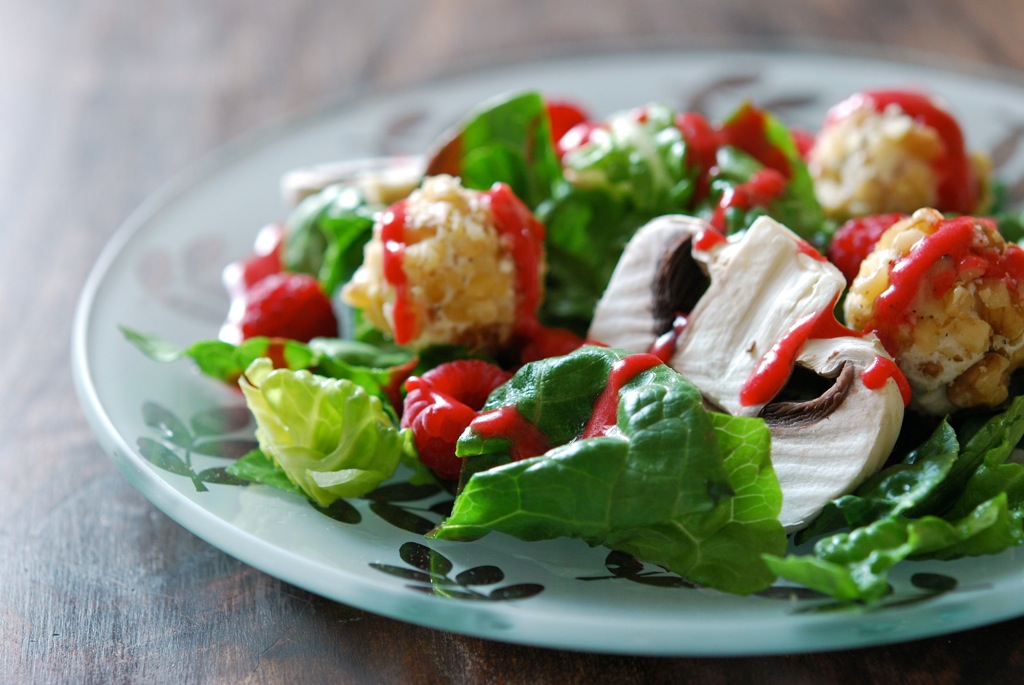 Salat mit Ziegenkäsebällchen