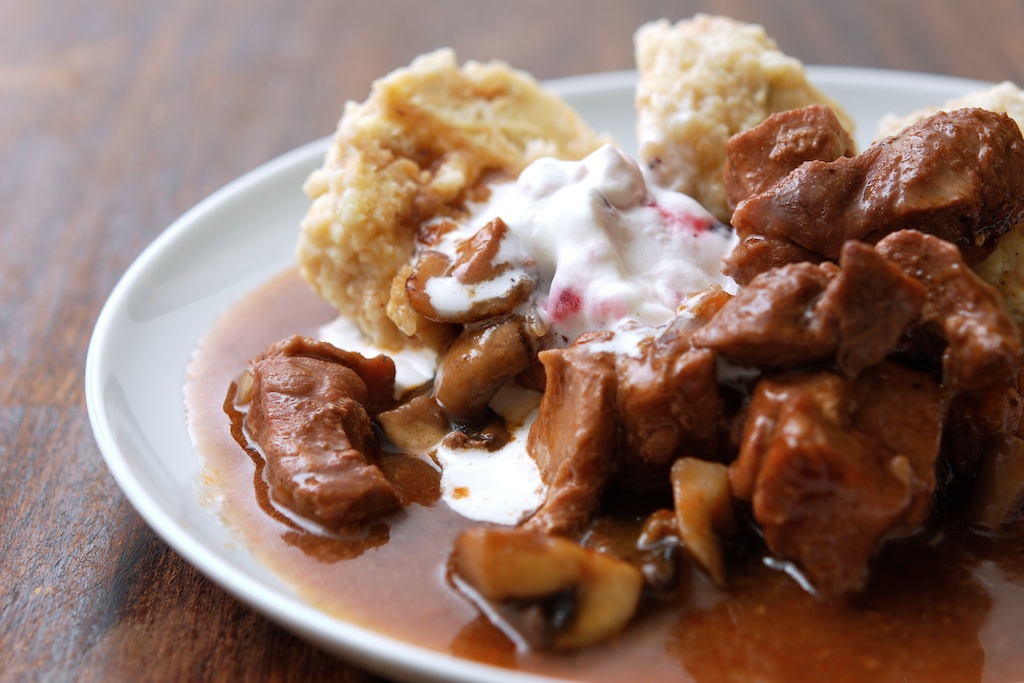 Gulasch mit Semmelknödeln