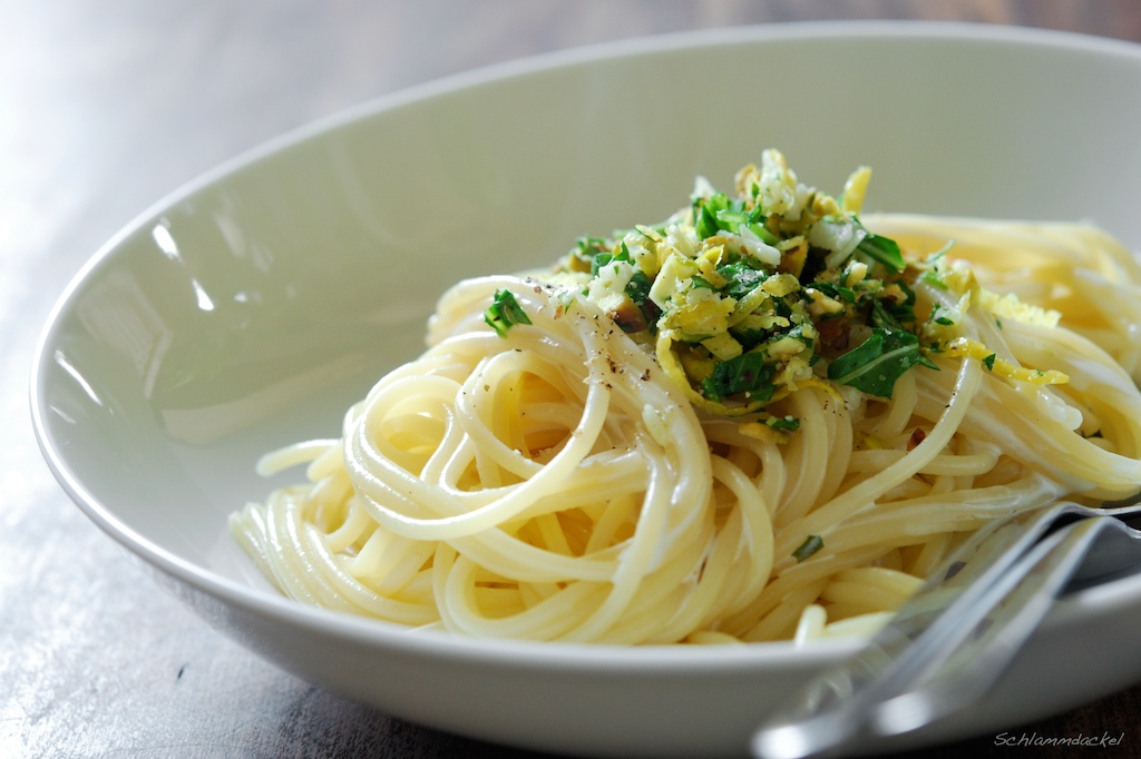Zitronen-Mascarpone-Nudeln mit Pistazien-Gremolata