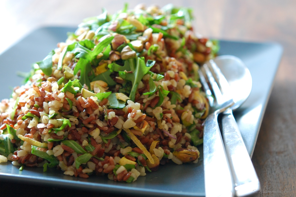 Salat mit Bulgur und rotem Reis