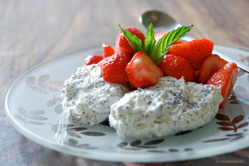 Joghurt-Mousse mit Mohn