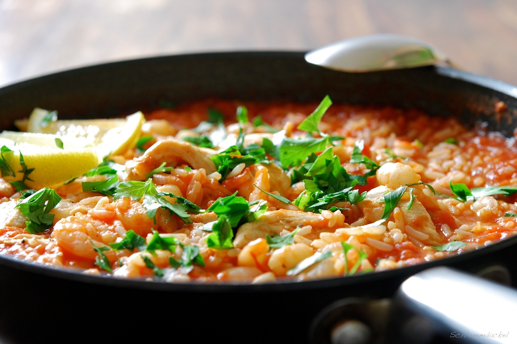 Tomaten-Paella mit Huhn und Garnelen – Schlammdackel