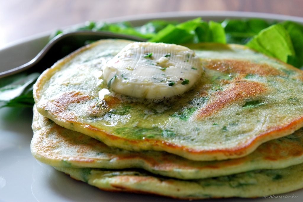 Gruene Pfannkuchen mit Limettenbutter