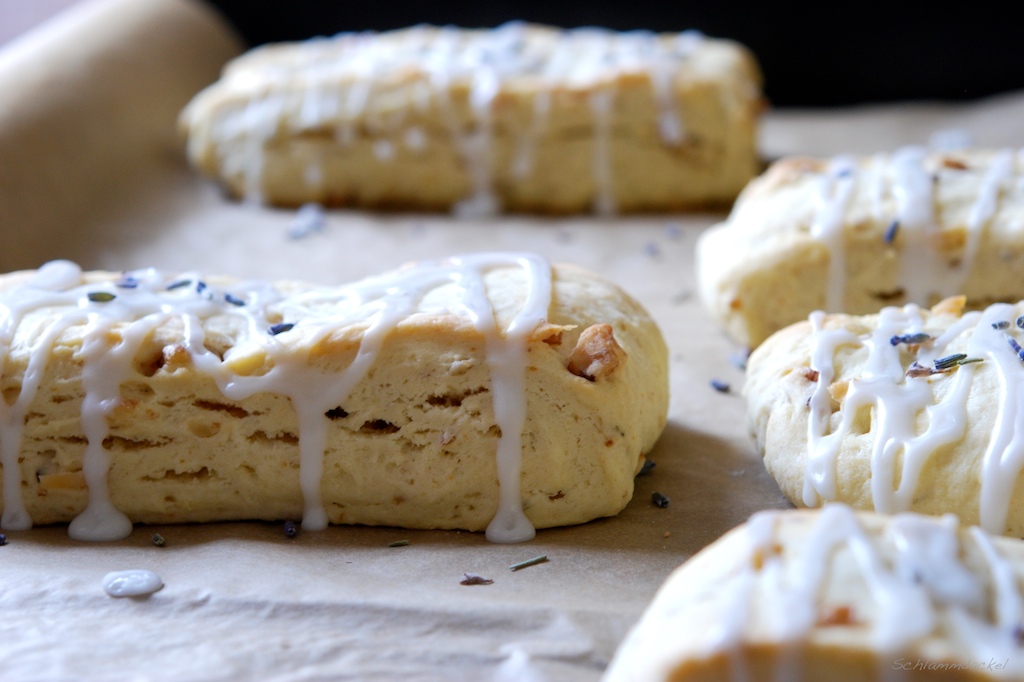 Scones mit Walnuessen und Lavendel