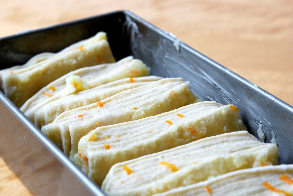 Buttrig-zuckrige Hefeteigstapel