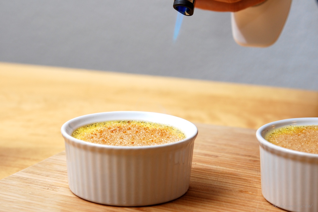 Crème brûlée-Karamellisiermeister am Werk