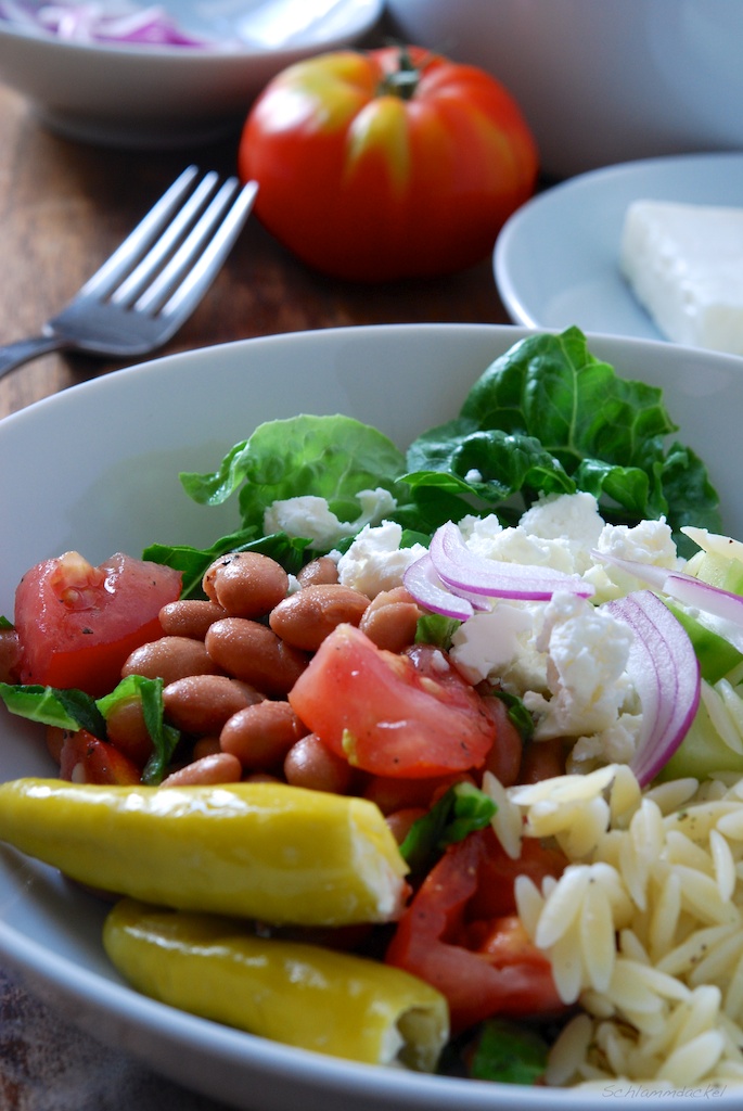 Griechischer Salat mit Orzo und Borlottibohnen
